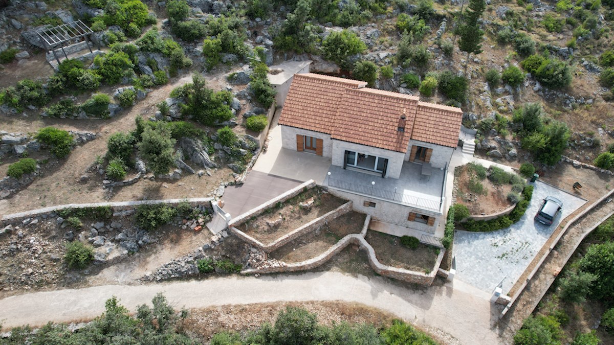 L'emblema dello stile di vita raffinato, una lussuosa casa in pietra a Vrbanj sull'isola di Hvar