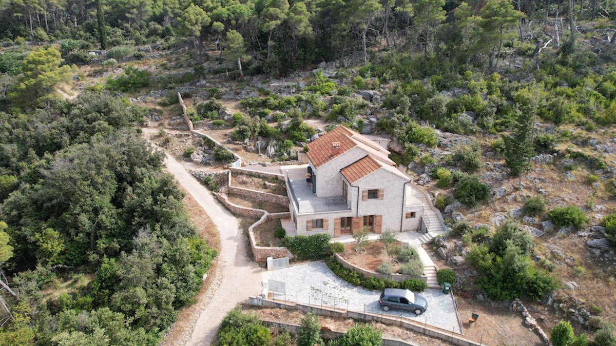 L'emblema dello stile di vita raffinato, una lussuosa casa in pietra a Vrbanj sull'isola di Hvar