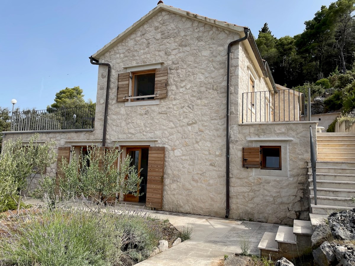 L'emblema dello stile di vita raffinato, una lussuosa casa in pietra a Vrbanj sull'isola di Hvar