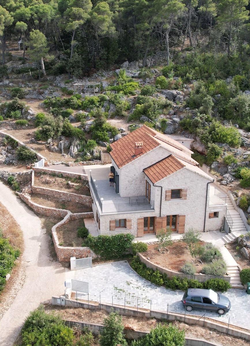 L'emblema dello stile di vita raffinato, una lussuosa casa in pietra a Vrbanj sull'isola di Hvar