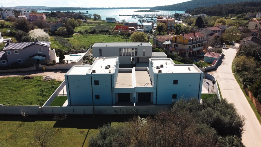 Casa Pomer, ein wunderschönes Haus mit Pool und Blick auf das Meer.