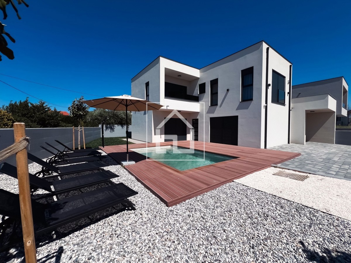 Casa Pomer, bella casa bifamiliare con piscina.