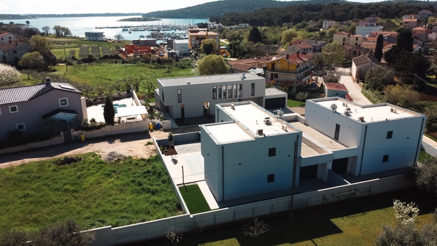 Casa Pomer, bella casa bifamiliare con piscina.