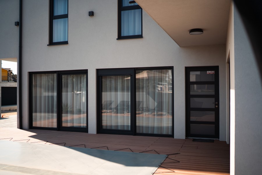 Casa Pomer, bella casa bifamiliare con piscina.