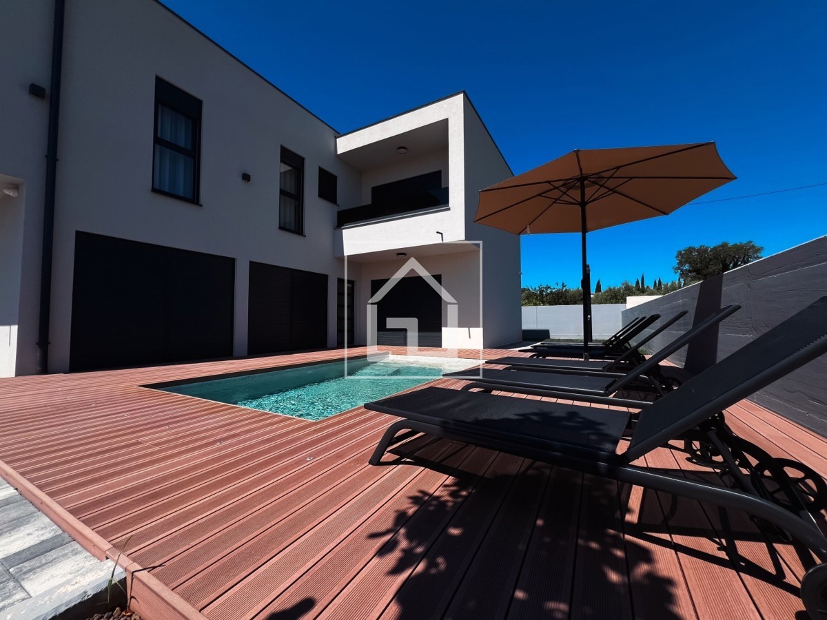 Casa Pomer, bella casa bifamiliare con piscina.