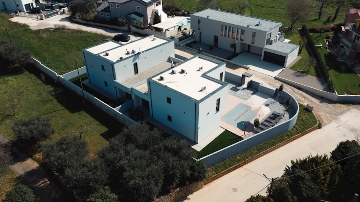 Casa Pomer, bella casa bifamiliare con piscina.
