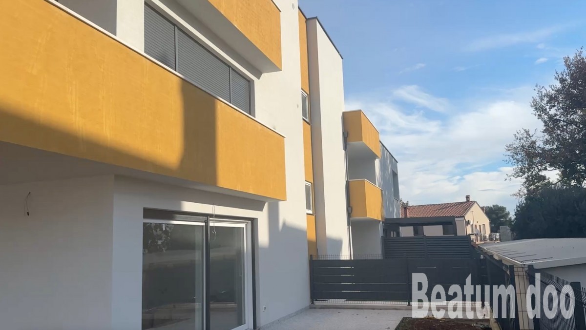 Appartamento al secondo piano, nuovo edificio, dal balcone puoi vedere il mare, Novigrad