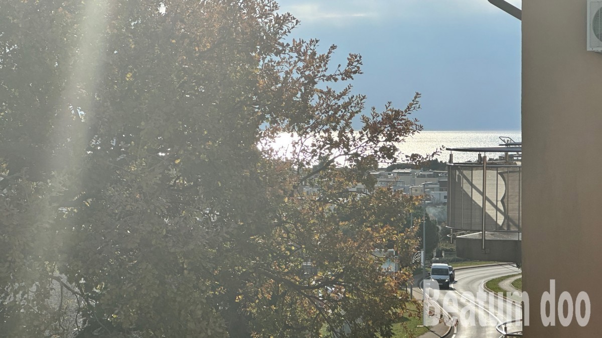 Appartamento al secondo piano, nuovo edificio, dal balcone puoi vedere il mare, Novigrad