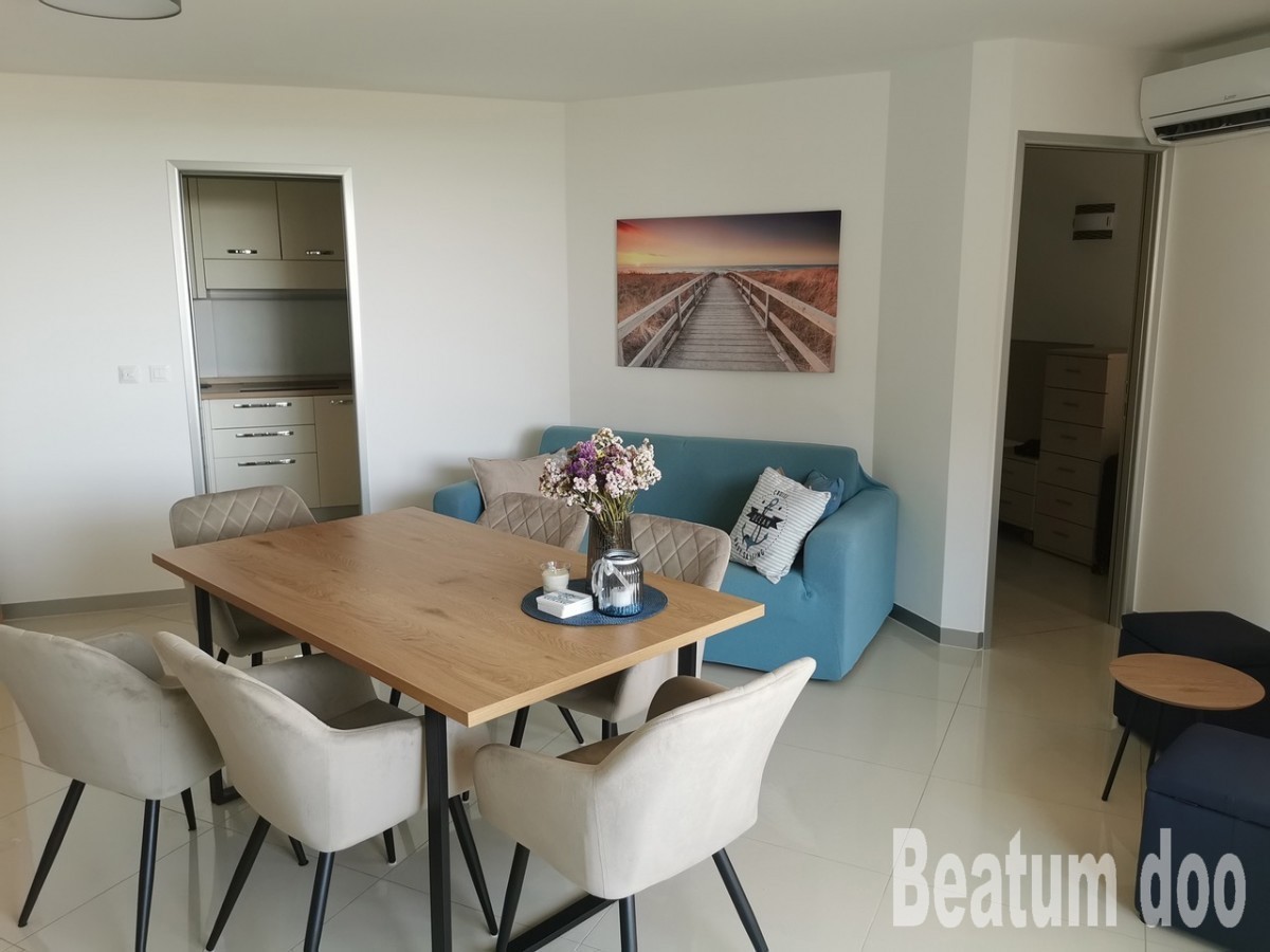 Appartamento al primo piano, vista mare, completamente arredato, garage, Novigrad