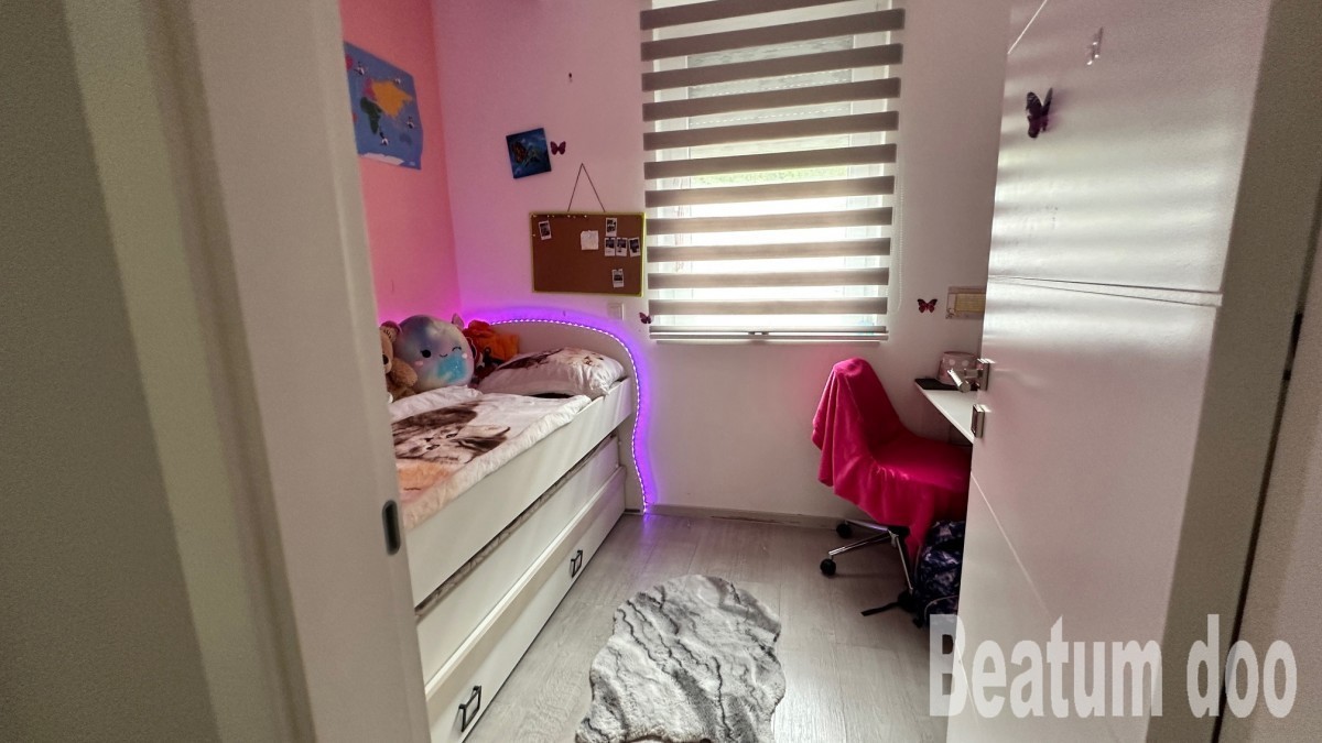 Casa a schiera, con tre appartamenti, arredata, Nova Vas