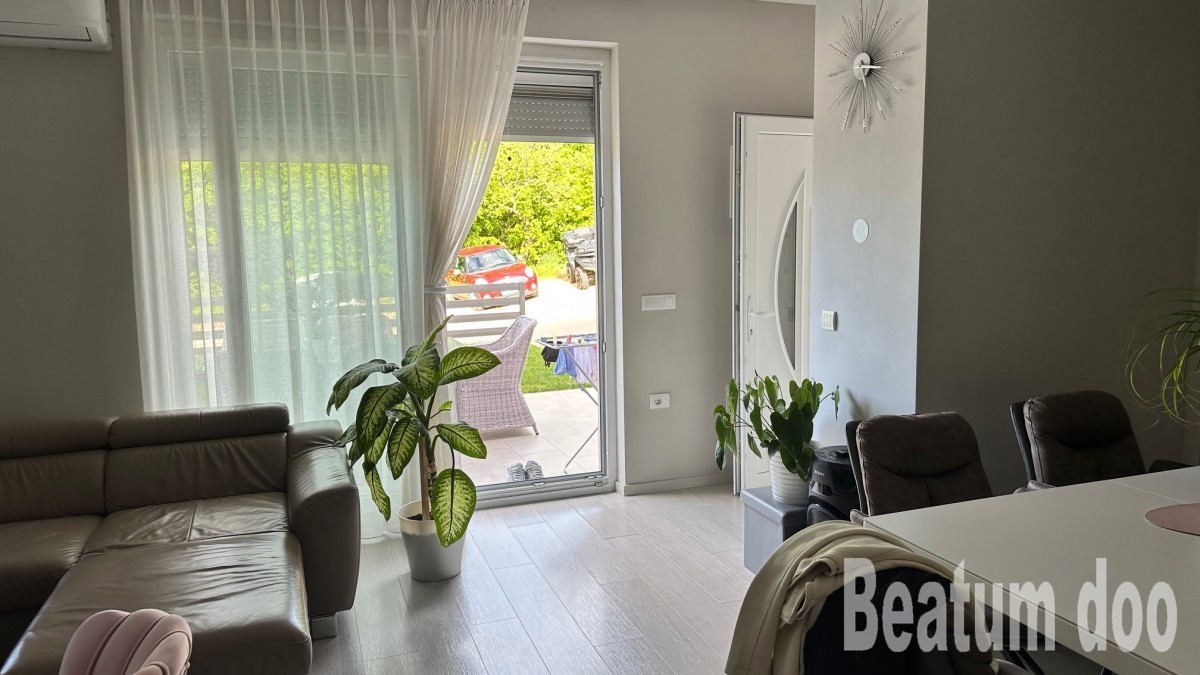 Casa a schiera, con tre appartamenti, arredata, Nova Vas