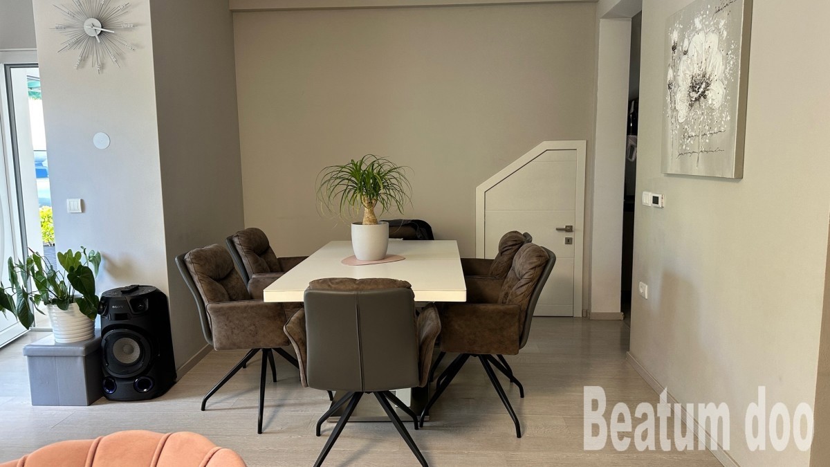 Casa a schiera, con tre appartamenti, arredata, Nova Vas