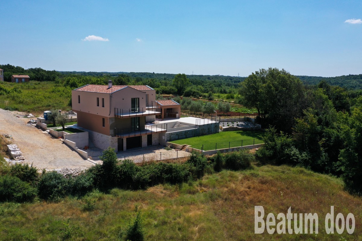 Casa di nuova costruzione con piscina nell'entroterra dell'Istria