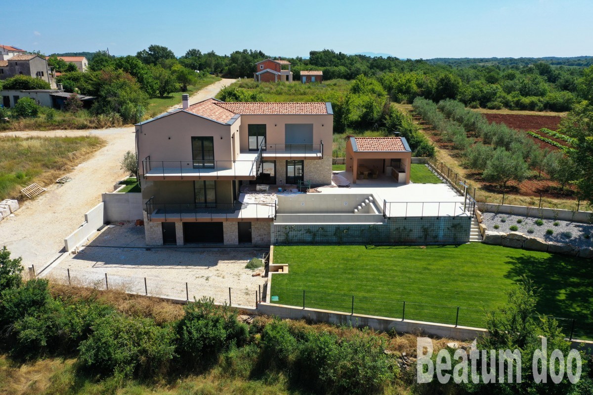 Casa di nuova costruzione con piscina nell'entroterra dell'Istria