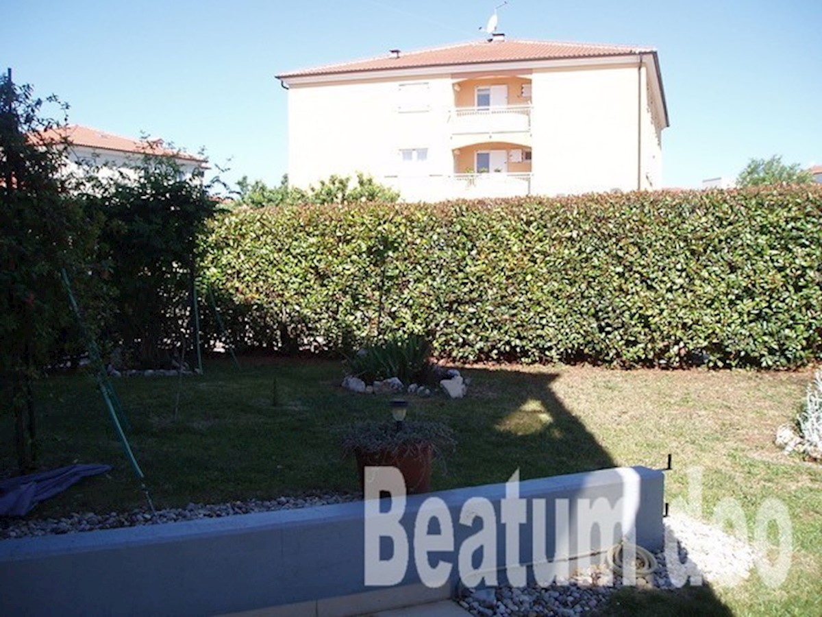 appartamento due camere da letto, terrazzo, giardino, due garage in centro città