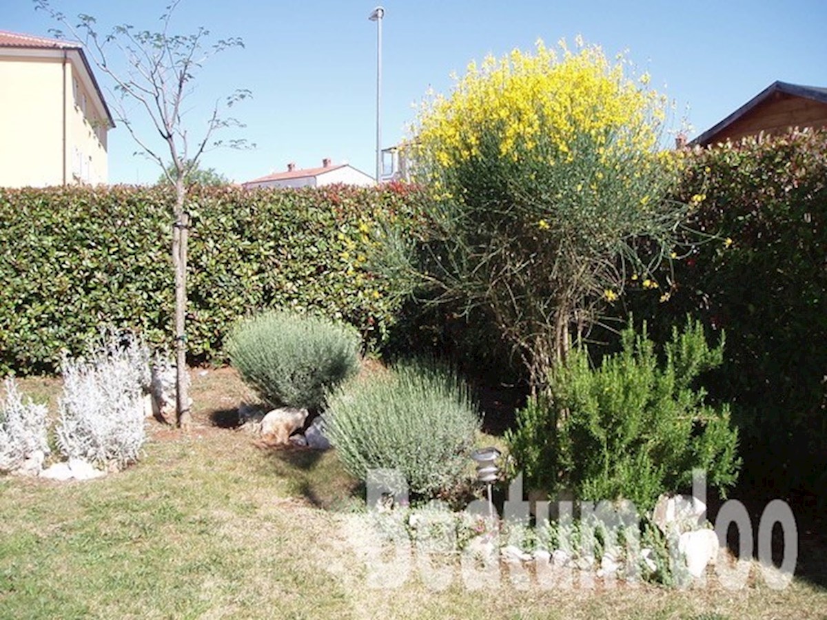 appartamento due camere da letto, terrazzo, giardino, due garage in centro città