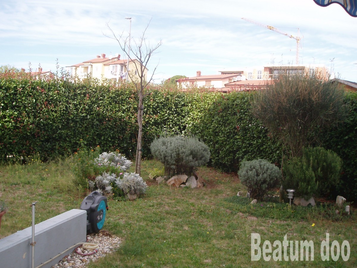 appartamento due camere da letto, terrazzo, giardino, due garage in centro città