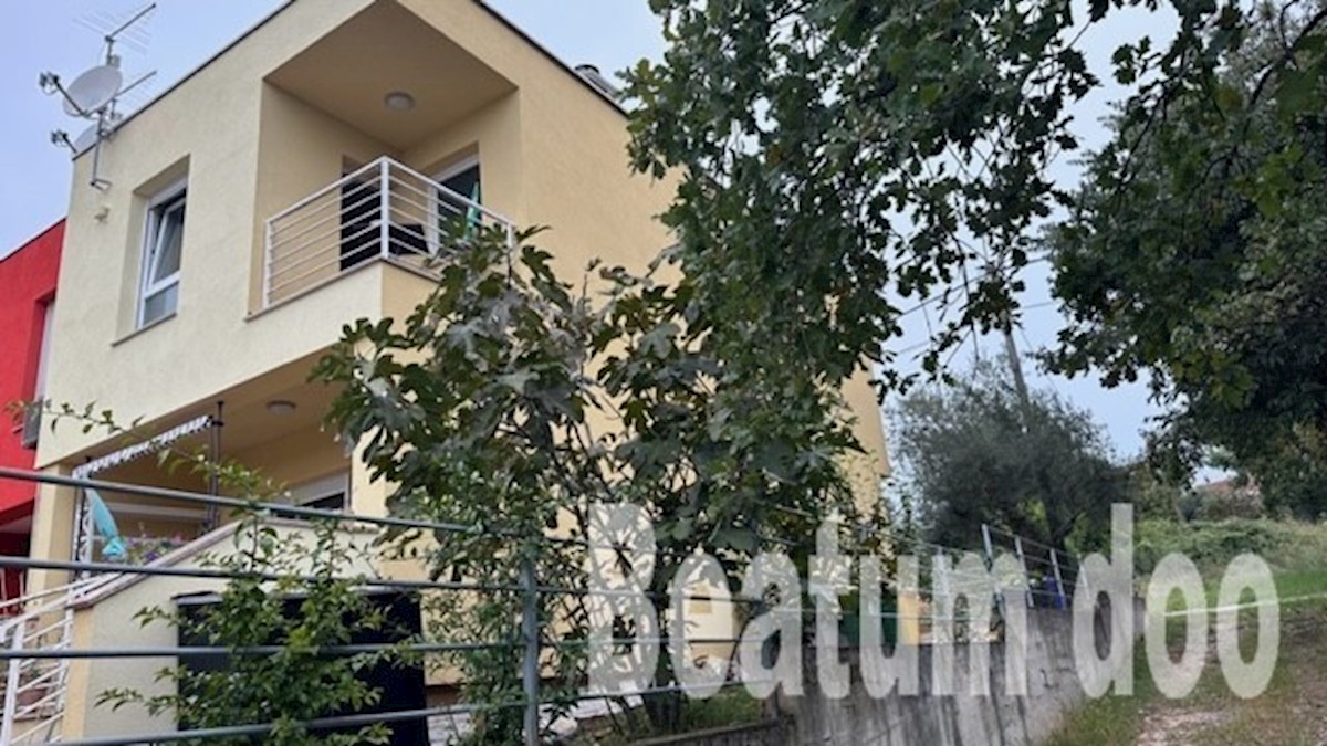 Casa a schiera con due camere da letto e giardino a Umago