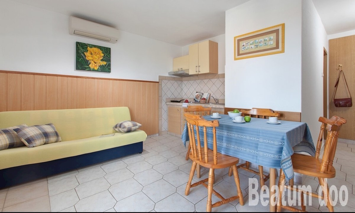 Casa  con  giardino, vicino al mare