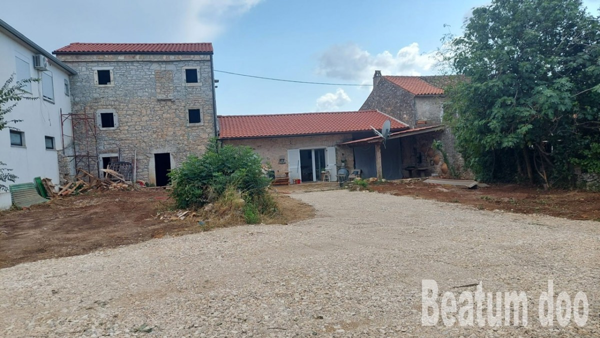 Due case insieme con un giardino più grande nel centro di Visignano