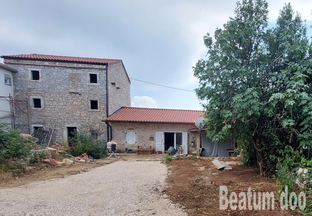 Due case insieme con un giardino più grande nel centro di Visignano