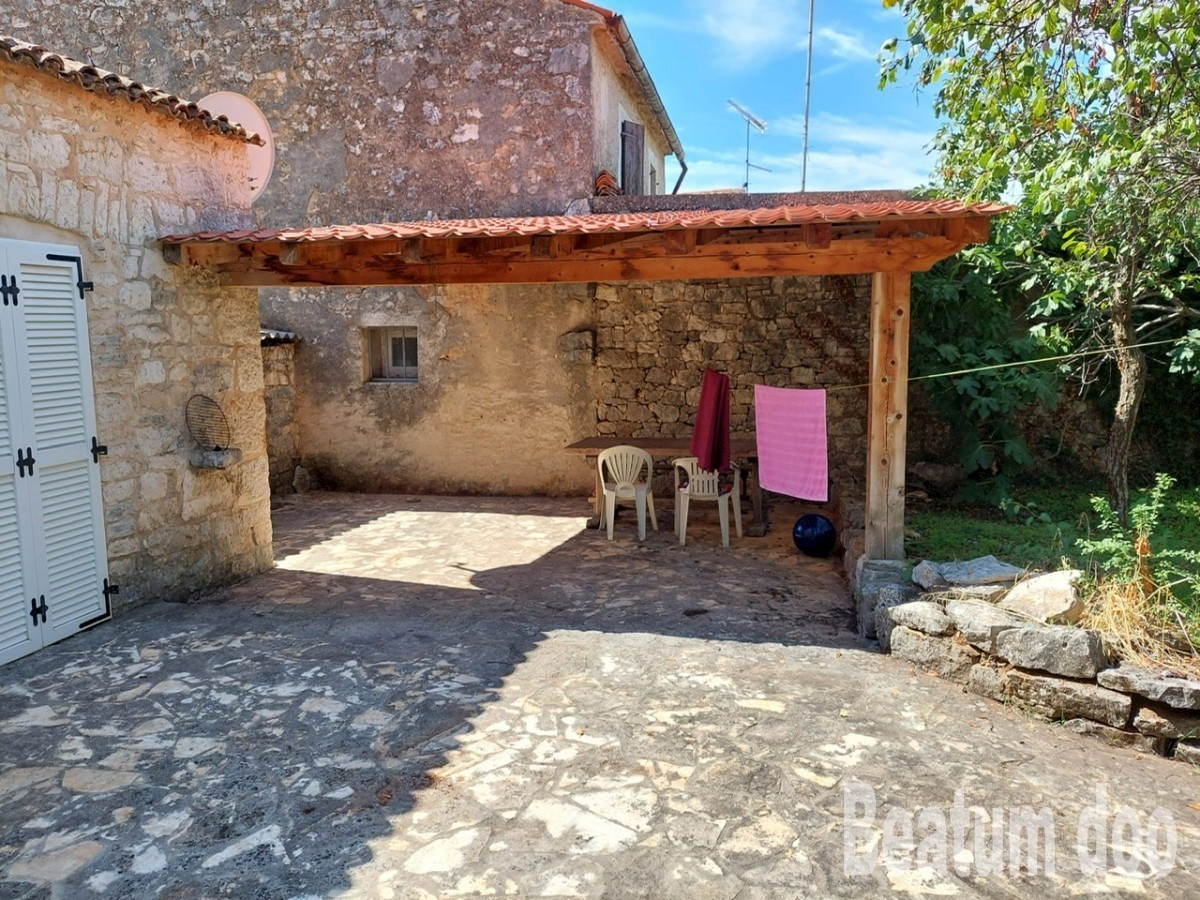 Due case insieme con un giardino più grande nel centro di Visignano