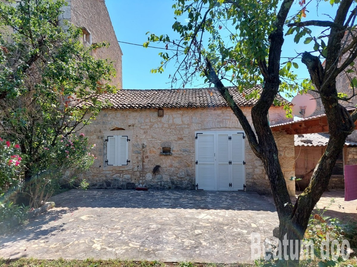 Due case insieme con un giardino più grande nel centro di Visignano