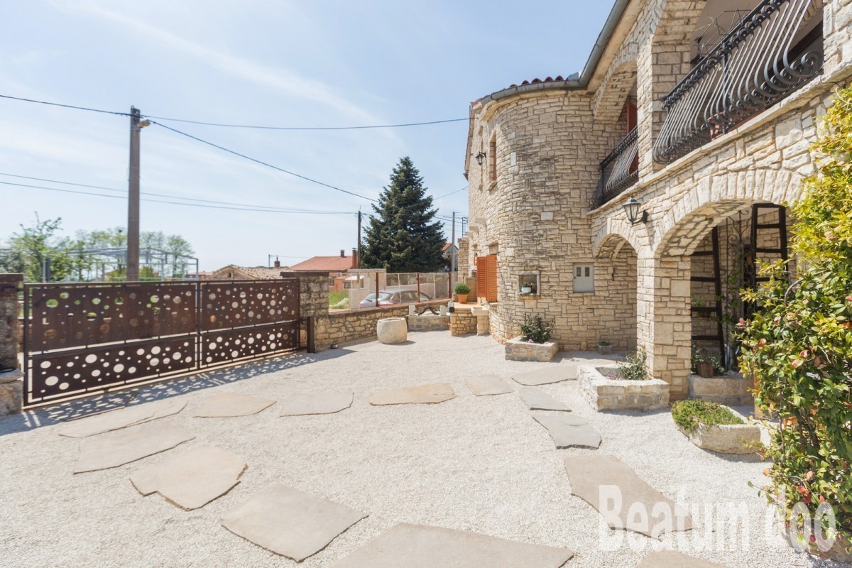 Casa in pietra con tre appartamenti, Kaštelir, vista mare