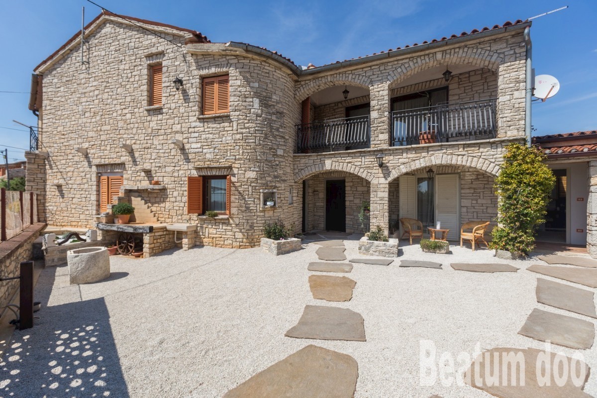 Casa in pietra con tre appartamenti, Kaštelir, vista mare