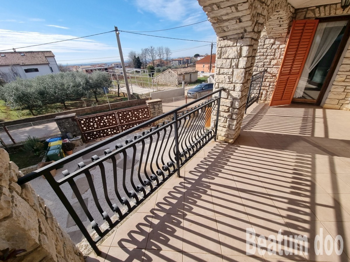 Casa in pietra con tre appartamenti, Kaštelir, vista mare