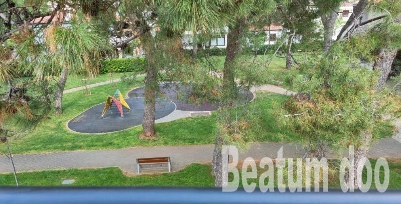 Appartamento nel centro di Cittanova, posizione eccezionale, a 50 m dalla spiaggia, ristrutturato, con due balconi e vista mare