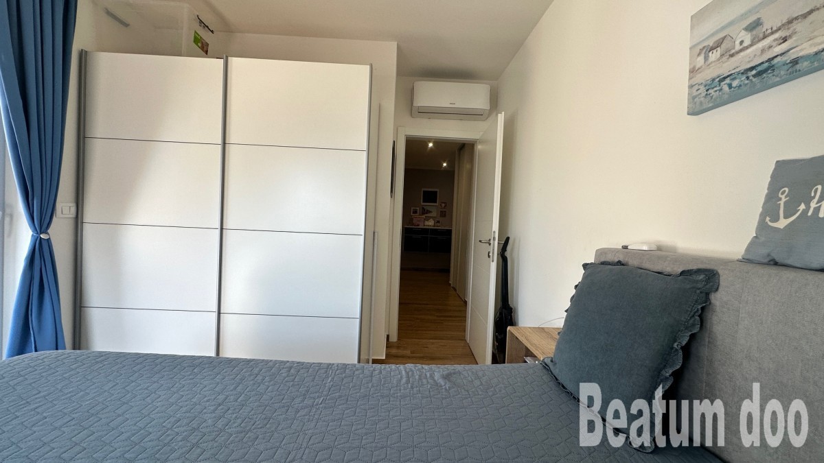 Appartamento al primo piano con vista mare, completamente arredato