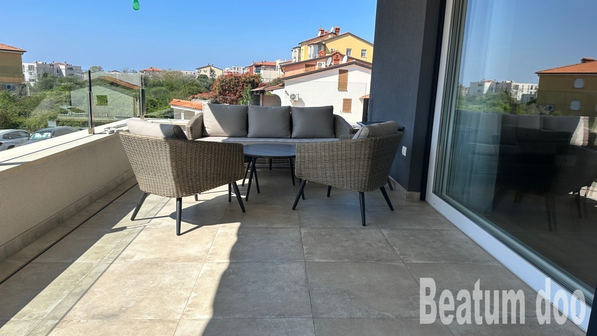Appartamento al primo piano con vista mare, completamente arredato