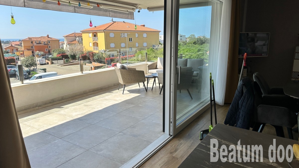 Appartamento al primo piano con vista mare, completamente arredato
