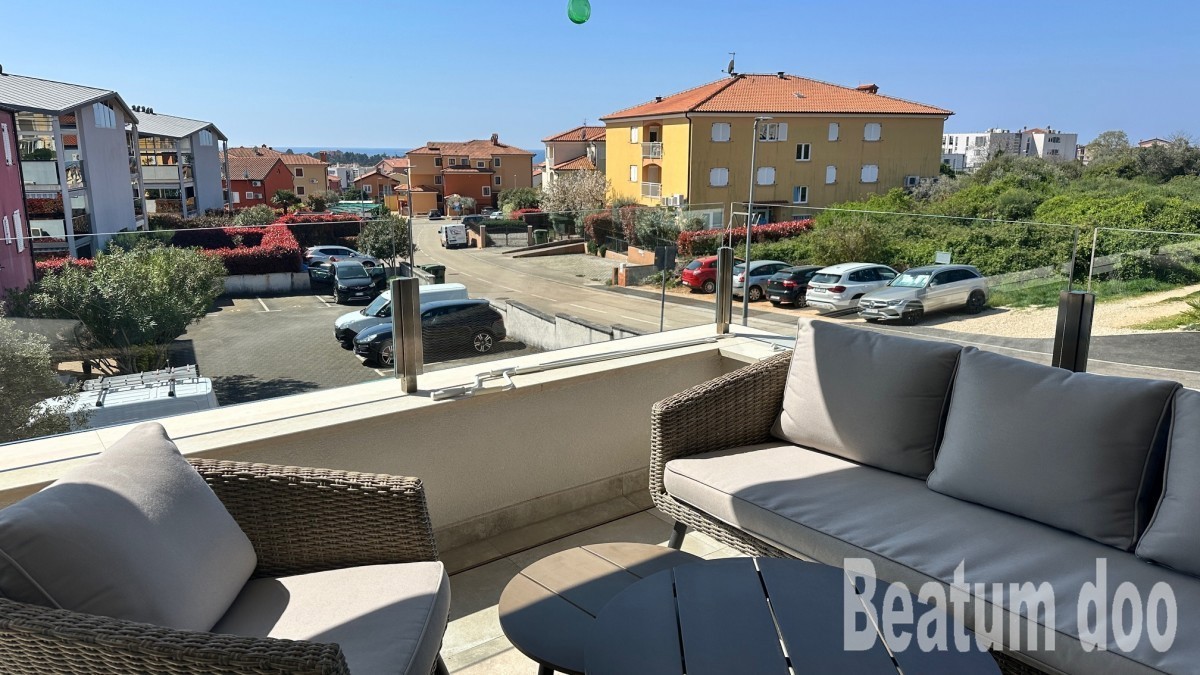 Appartamento al primo piano con vista mare, completamente arredato
