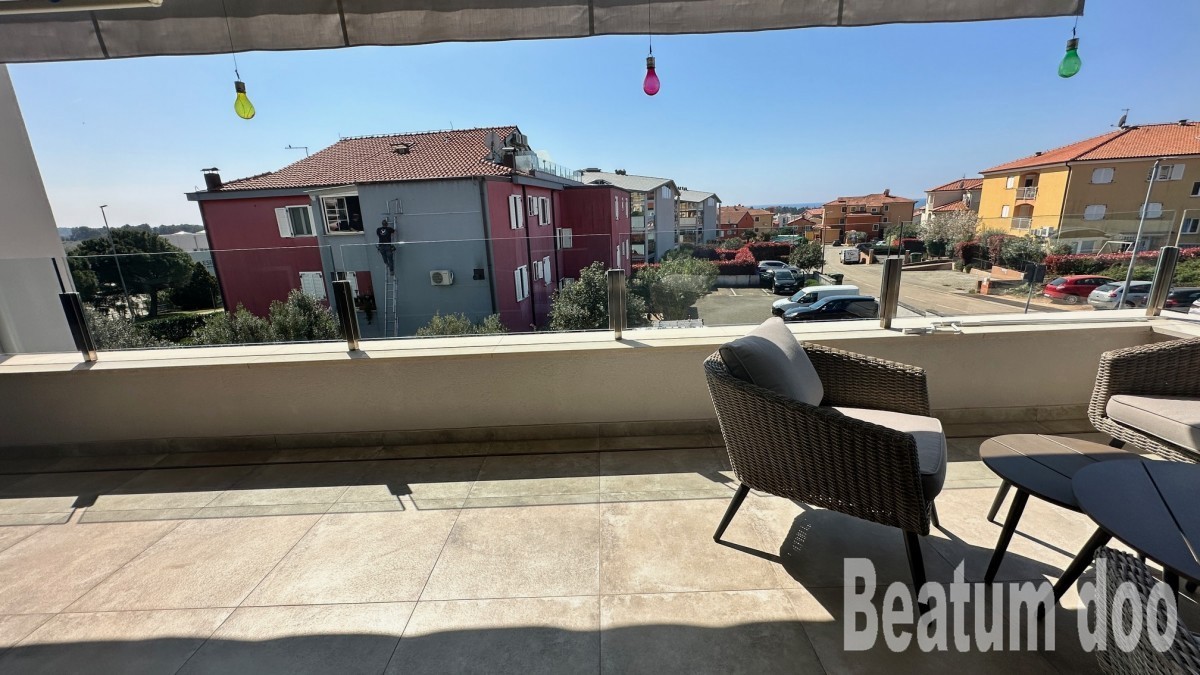 Appartamento al primo piano con vista mare, completamente arredato