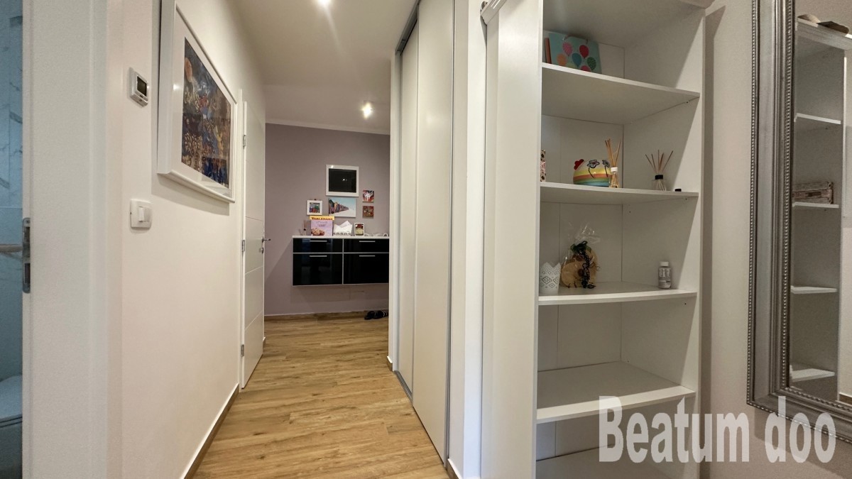 Appartamento al primo piano con vista mare, completamente arredato
