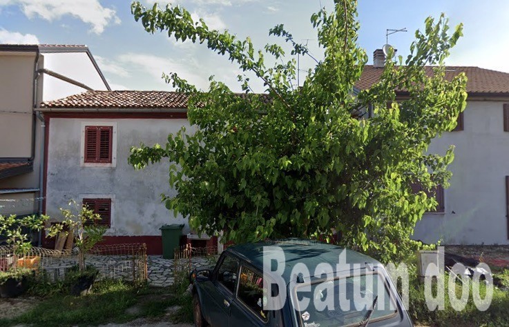 Casa in pietra da ristrutturare con piccolo giardino