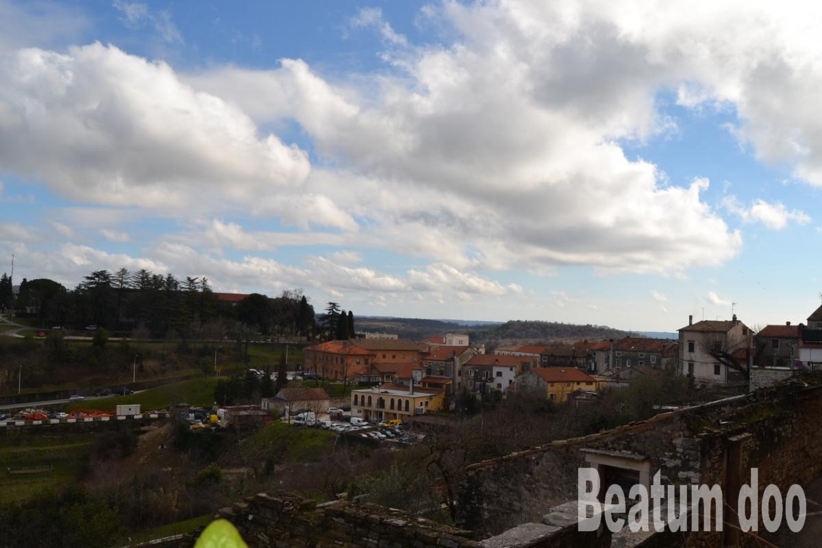 Vecchia casa di pietra a Buie