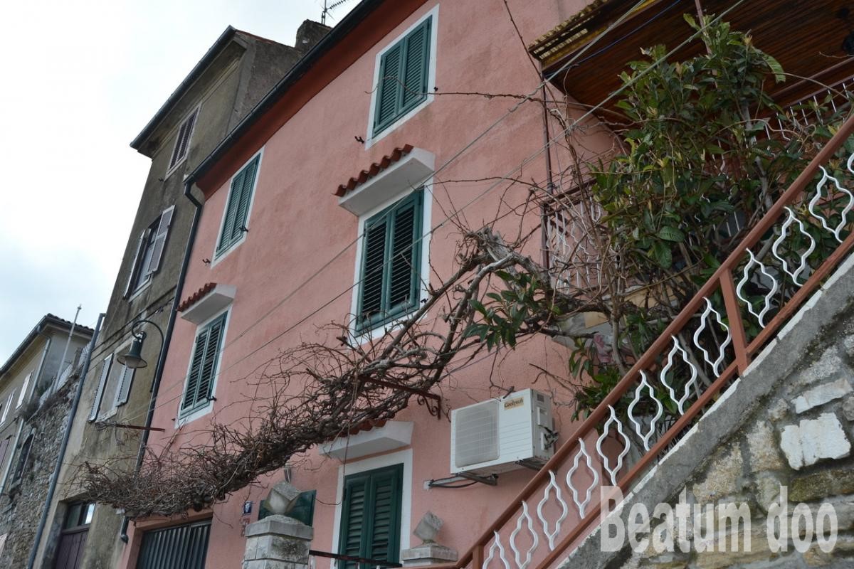 Vecchia casa di pietra a Buie