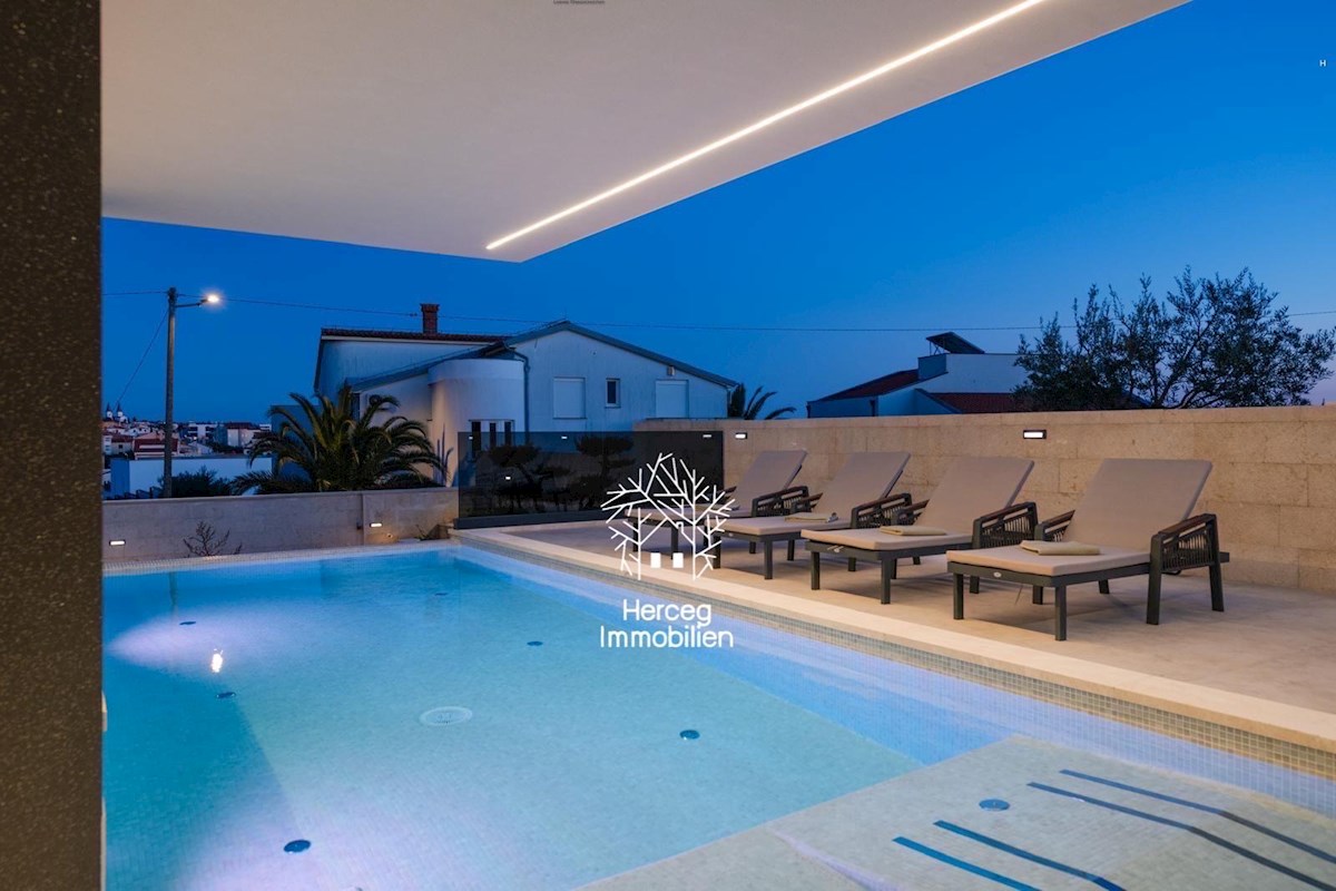 MEDULIN – Grande villa con piscina vicino al mare