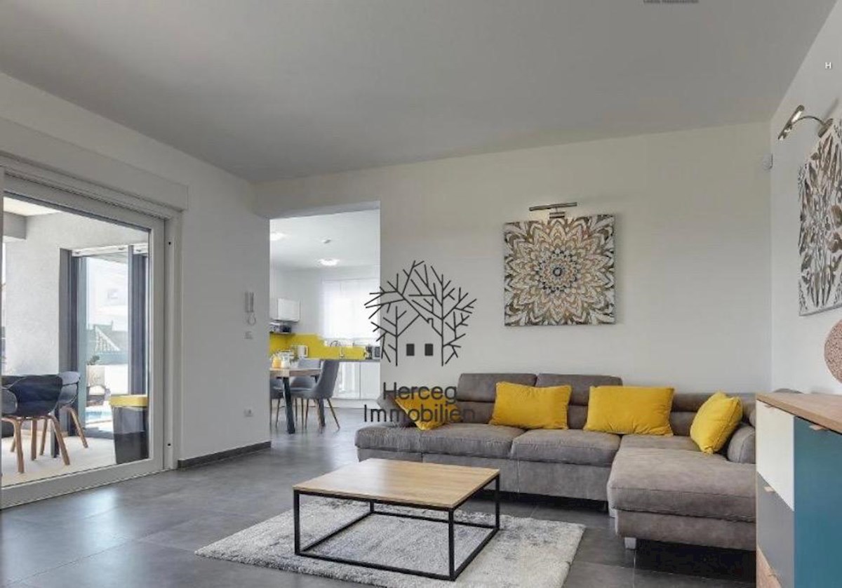 POLA – Villa con piscina