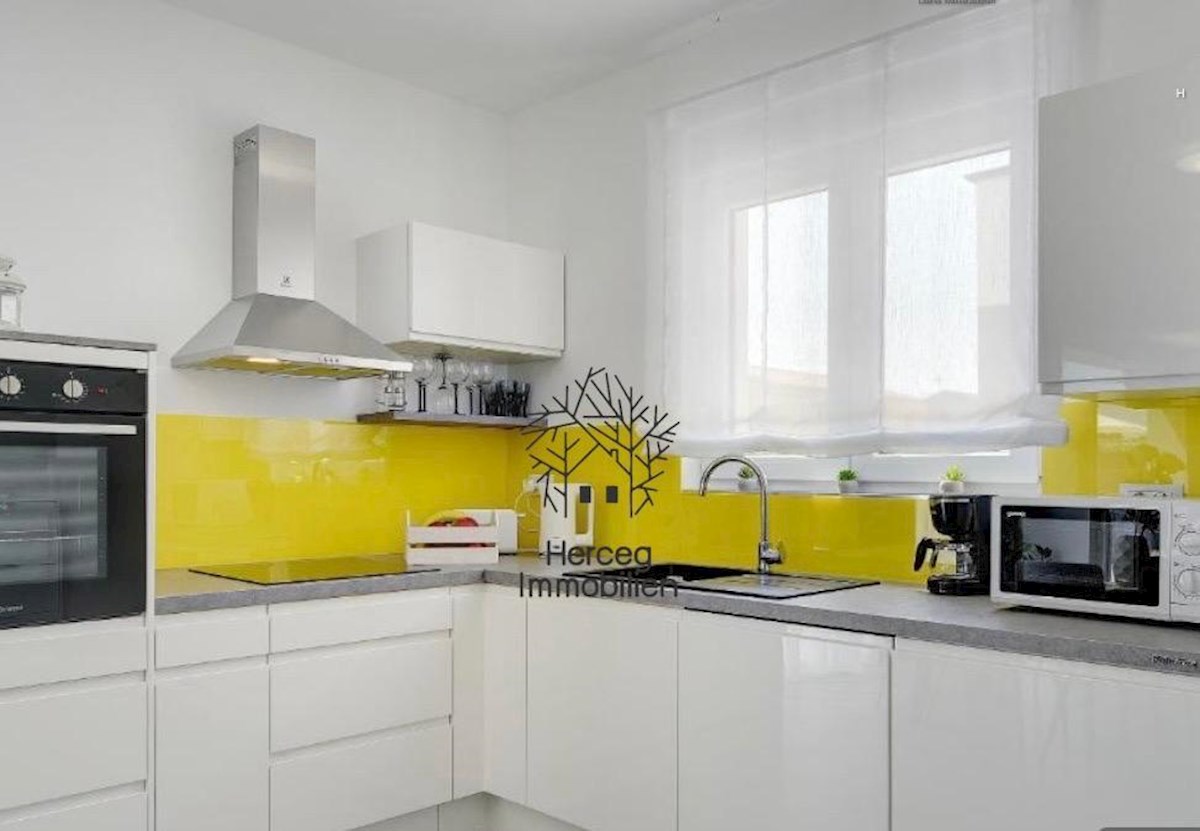 POLA – Villa con piscina