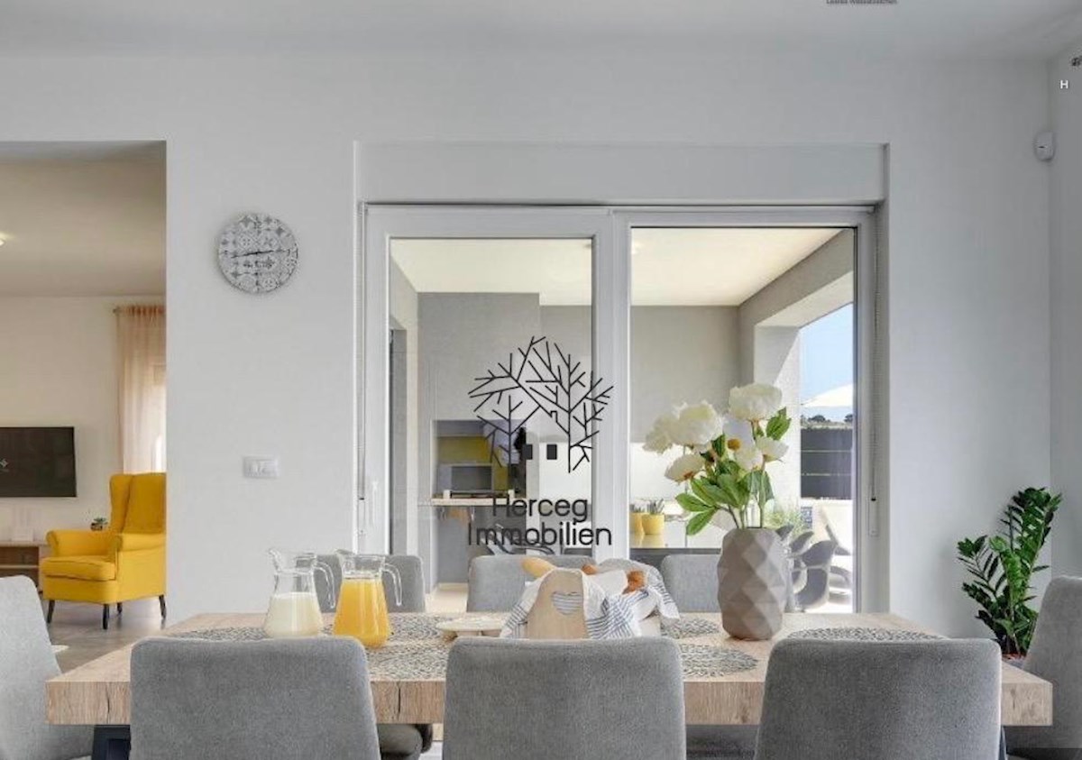 POLA – Villa con piscina