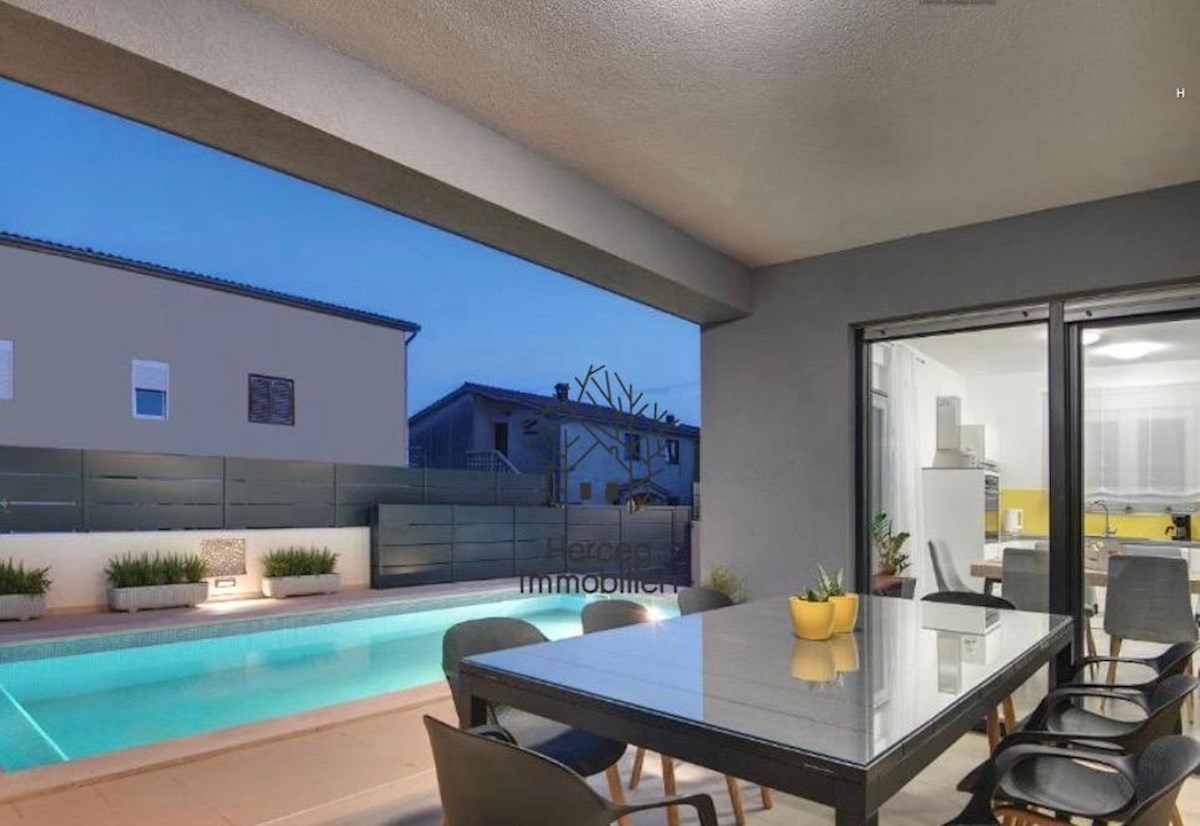 POLA – Villa con piscina