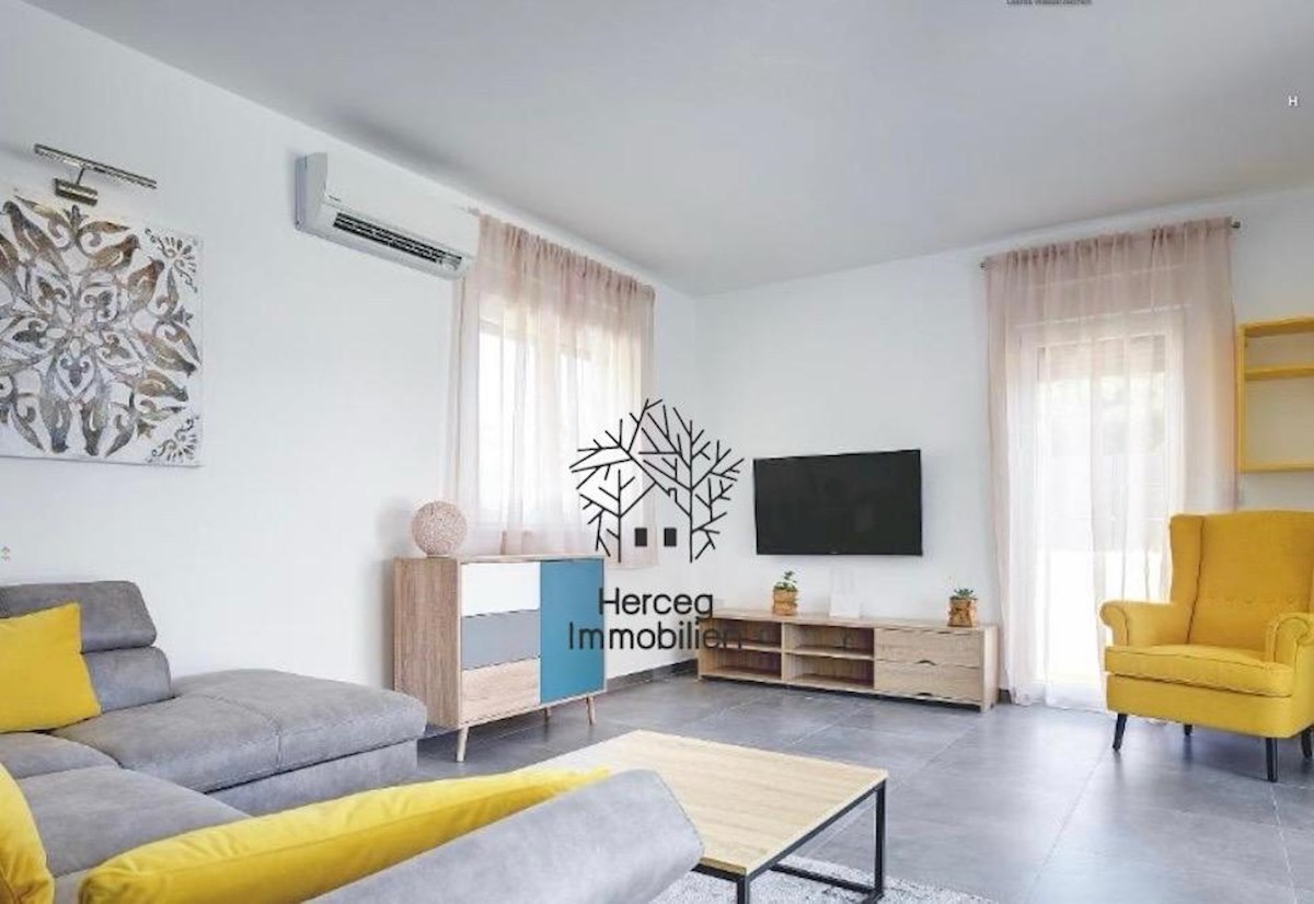 POLA – Villa con piscina