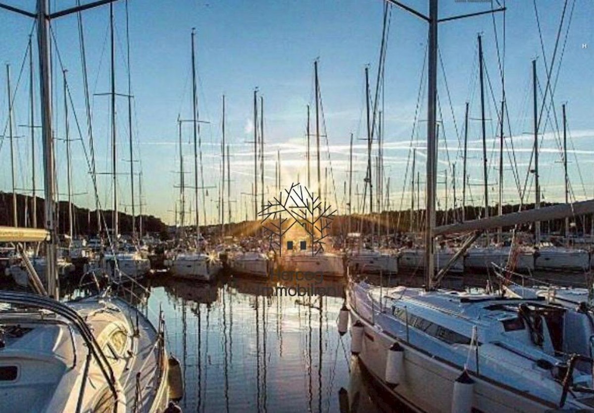 POLA – Villa con piscina