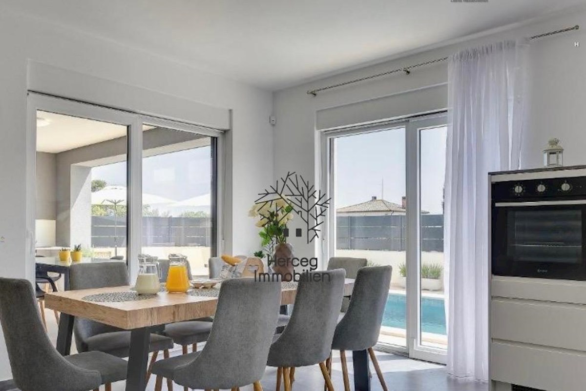 POLA – Villa con piscina