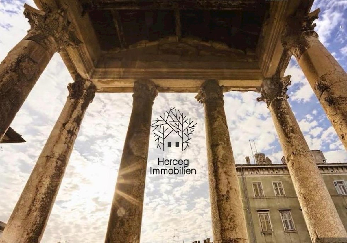 POLA – Villa con piscina