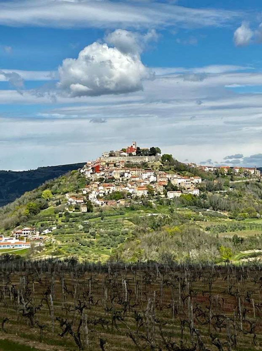 MOTOVUN - casa in pietra con terreno (necessaria ristrutturazione)